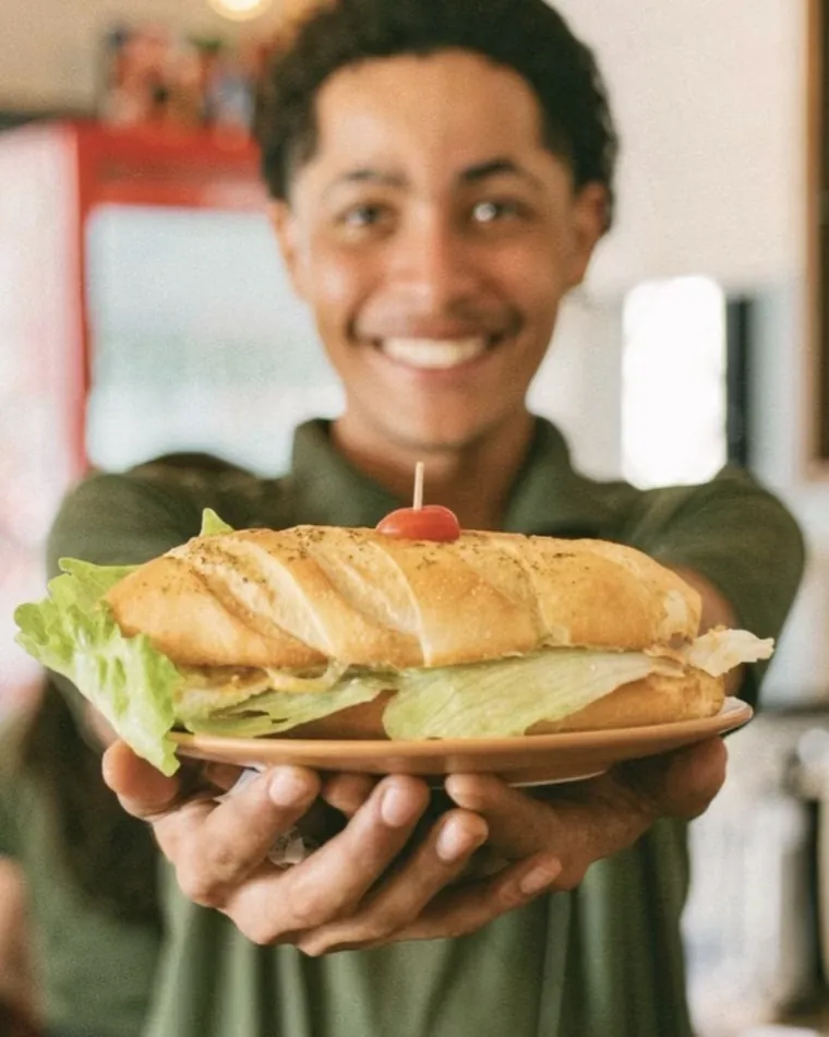 Nosso Sanduba, pão recheado com folhas, servido no prato