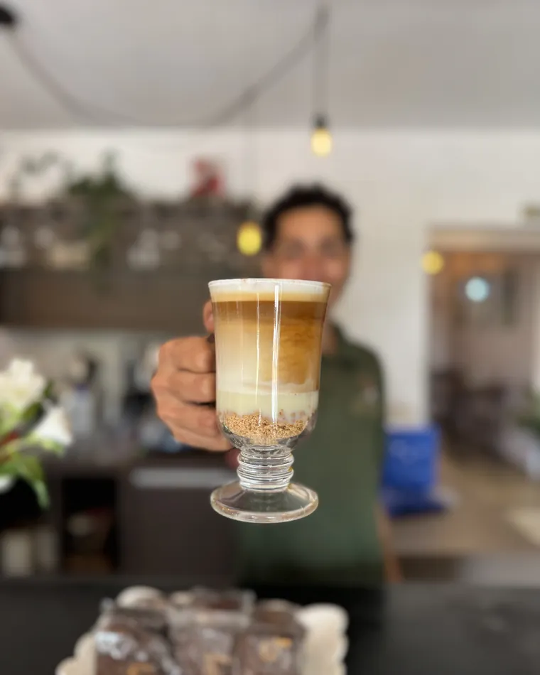 Cappuccino Paçoca servido em taça de vidro