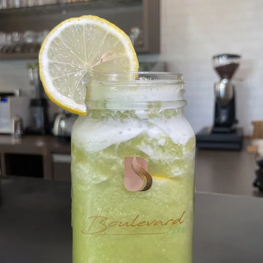 Limonada servida no pote com o logo do Boulevard