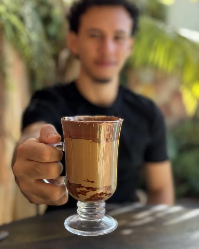 Cappuccino Choco Delícia servido em taça de vidro no quintal